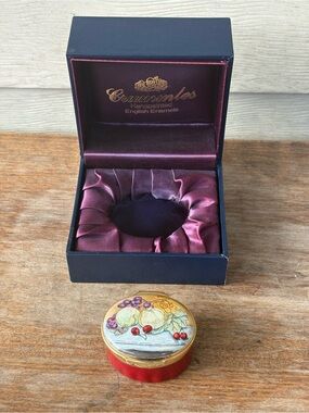 VTG Crummles handpainted English enamel trinket box, featuring a detailed fruit